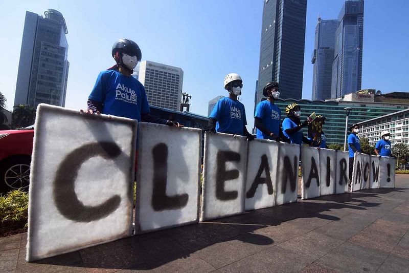 Sejumlah aktivis Greenpeace Indonesia membentangkan tulisan ?Clean Air Now? yang dikumpulkan dari debu polusi saat menggelar aksi di kawasan Bundaran HI, Jakarta, Jumat (22/9/2023). Aksi ini bertujuan untuk mengingatkan kepada masyarakat dan juga pemerintah bahwa kualitas udara di Jakarta masih tercemar, serta menuntut pemerintah untuk lebih serius menangani polusi udara. ANTARA FOTO/Indrianto Eko Suwarso