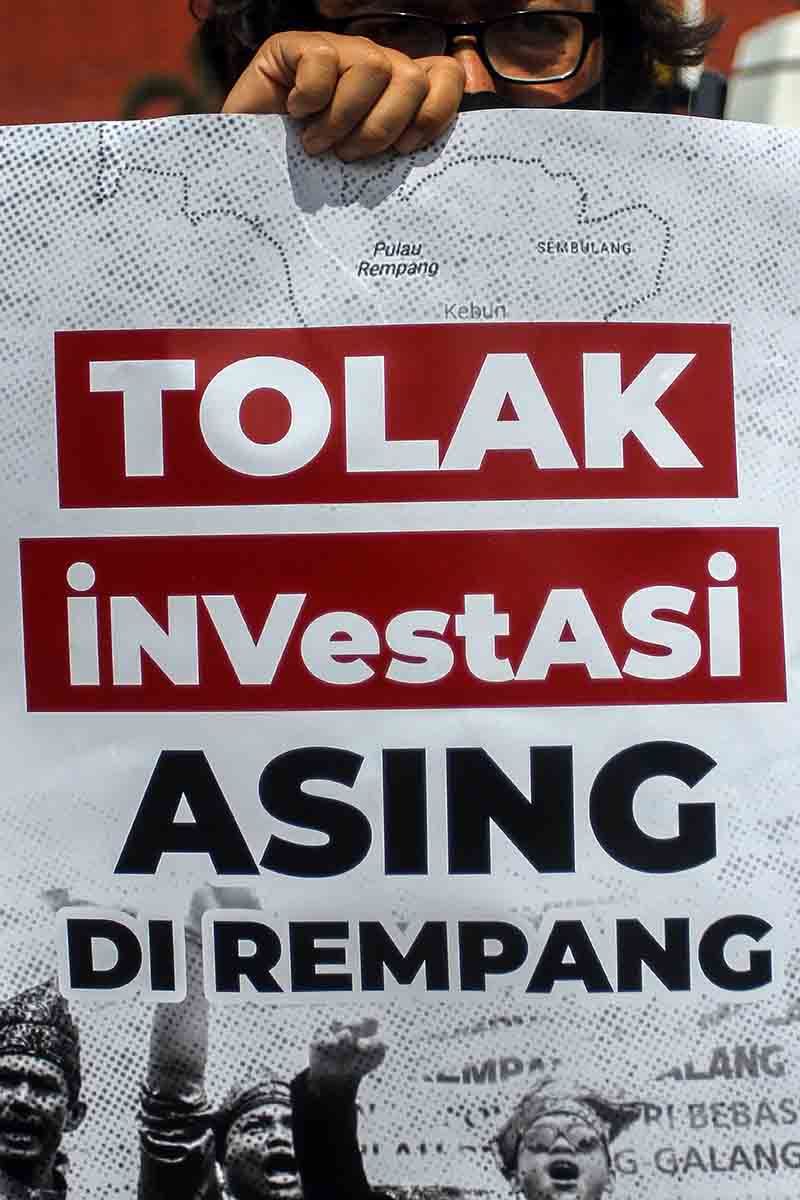 Pengunjukrasa yang tergabung dalam Gerakan Masyarakat Menuntut Keadilan (GMMK) melakukan aksi damai bela Rempang - Galang di Pekanbaru, Riau, Jumat (22/9/2023). Dalam aksinya, mereka menolak penggusuran terhadap untuk proyek Rempang Eco City di Pulau Rempang, Kota Batam. ANTARA FOTO/Rony Muharrman