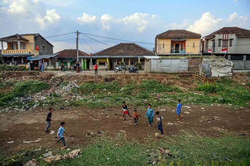 Sejumlah anak bermain bola di area Sungai Cikeruh yang mengering di Cileunyi Kulon, Rancaekek, Bandung, Jawa Barat, Jumat (22/9/2023). Sungai Cikeruh yang mengering akibat kemarau panjang yang melanda beberapa wilayah di Jawa Barat dimanfaatkan oleh anak-anak untuk bermain bola. ANTARA FOTO/Raisan Al Farisi