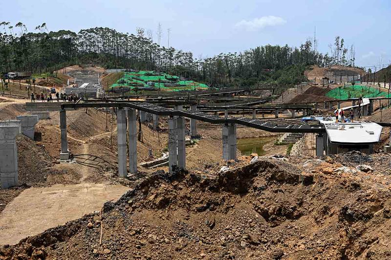 Suasana pembangunan Sumbu Kebangsaan di Ibu Kota Nusantara (IKN), Penajam Paser Utara, Kalimantan Timur, Jumat (22/9/2023). Presiden Joko Widodo menyebut progres pembangunan IKN sudah mencapai sekitar 40 persen. ANTARA FOTO/Sigid Kurniawan