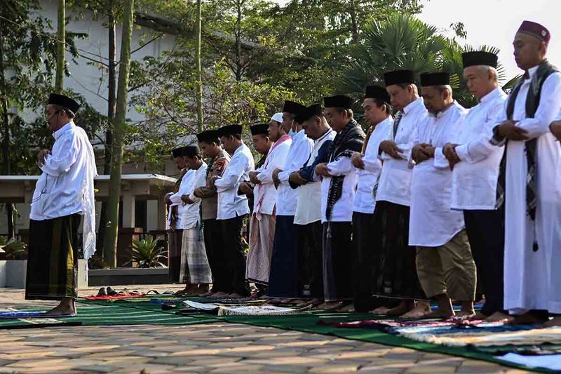 Umat Islam melaksanakan shalat minta hujan atau Istisqa di halaman Kantor Kecamatan Cisauk, Tangerang, Banten, Sabtu (23/9/2023). Shalat tersebut untuk meminta hujan kepada Allah SWT agar bencana kekeringan dan kesulitan air akibat musim kemarau dapat berakhir. ANTARA FOTO/Sulthony Hasanuddin