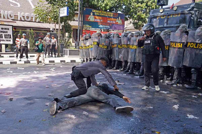 Polisi melumpuhkan pengunjuk rasa saat latihan Sistem Pengamanan Kota (Sispamkota) di Alun-alun Kota Magelang, Jateng, Sabtu (23/9/2023). Latihan pengamanan tersebut untuk meningkatkan kesiapsiagaan anggota Polri dan pihak terkait lainnya dalam mengantisipasi gangguan kamtibmas dan pengamanan tahapan Pemilu 2024. ANTARA FOTO/Anis Efizudin