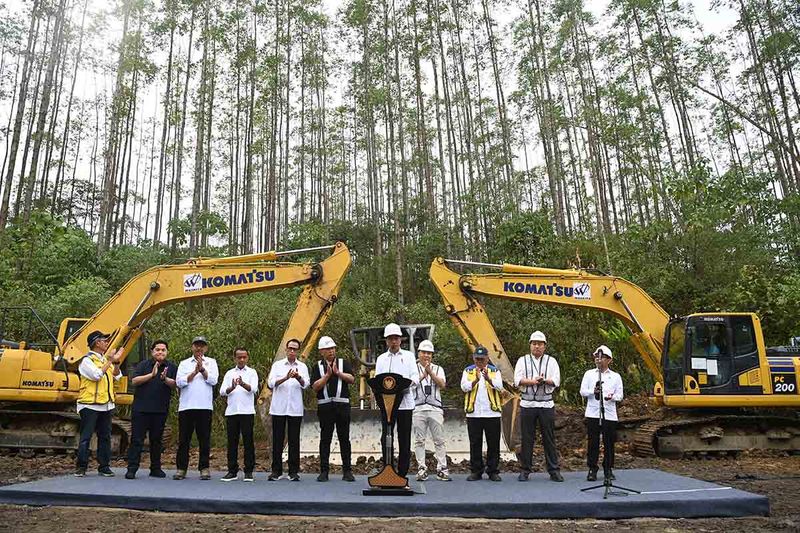 Presiden Joko Widodo (kelima kanan) menyampaikan pengarahan saat peletakan batu pertama atau groundbreaking Hotel Vasanta di kawasan Ibu Kota Nusantara (IKN), Penajam Paser Utara, Kalimantan Timur, Sabtu (23/9/2023). Hotel Vasanta menjadi hotel kedua yang dibangun di kawasan IKN. ANTARA FOTO/Sigid Kurniawan