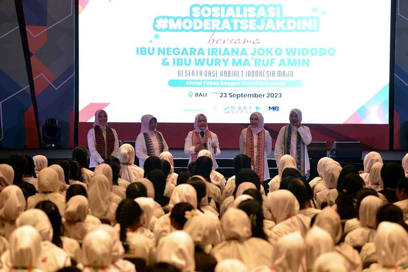 Ibu Negara Iriana Joko Widodo (tengah) bersama istri Wakil Presiden Wury Ma'ruf Amin (kedua kanan) didampingi sejumlah anggota Organisasi Aksi Solidaritas Era (OASE) Kabinet Indonesia Maju menyapa peserta Sosialisasi Moderat Sejak Dini di Nusa Dua, Badung, Bali, Sabtu (23/9/2023). Kegiatan yang diikuti sekitar 600 orang pelajar lintasagama dari berbagai sekolah di Bali itu dilakukan sebagai upaya penguatan moderasi beragama kepada masyarakat khususnya generasi muda. ANTARA FOTO/Fikri Yusuf