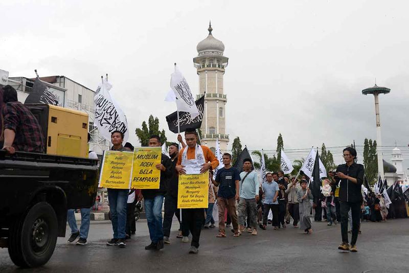 Pengunjuk rasa yang tergabung dalam Forum Ukhuwah Muslimin dan Muslimat Aceh menggelar aksi bela Rempang di kawasan Masjid Raya Baiturrahman, Banda Aceh, Aceh, Sabtu (23/9/2023). Mereka meminta pemerintah membatalkan proyek Rempang Eco City dan menolak penggusuran paksa warga di tanah leluhurnya di Pulau Rempang, Kota Batam. ANTARA FOTO/Ampelsa