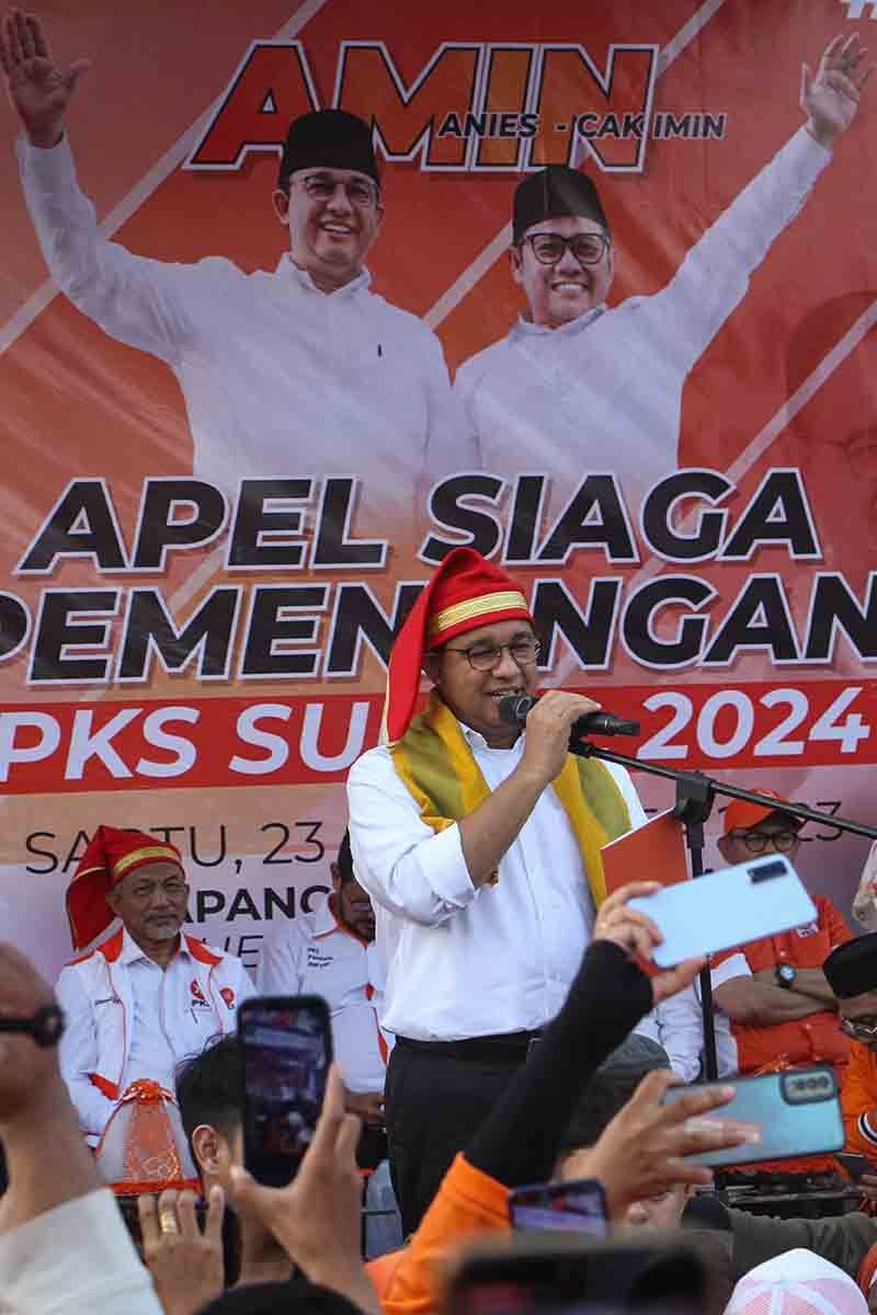 Bakal calon presiden Anies Rasyid Baswedan menyampaikan pidato saat menghadiri Apel Siaga Pemenangan PKS 2024 dalam kunjungannya di Makassar, Sulawesi Selatan, Sabtu (23/9/2023). Kunjungan bacapres dari Koalisi Perubahan tersebut dalam rangka safari politik serta menghadiri sejumlah kegiatan bersama relawan dan simpatisan di daerah itu. ANTARA FOTO/Arnas Padda