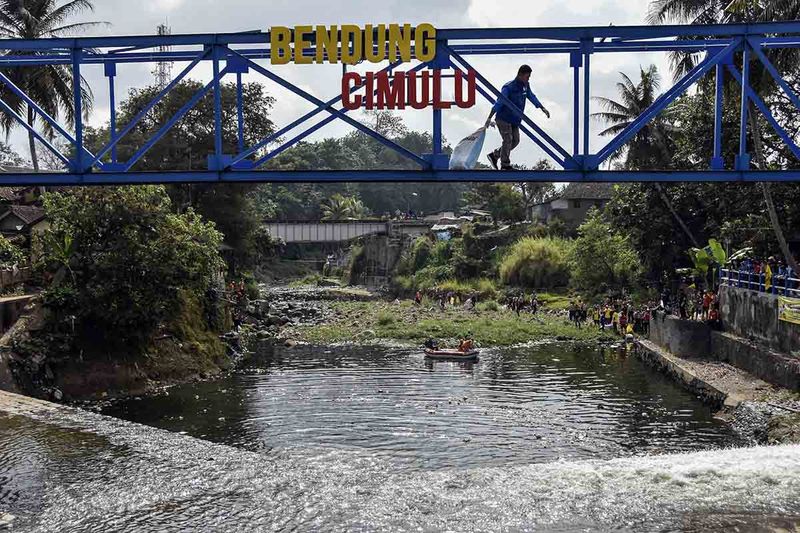 Peserta dari komunitas, organisasi dan pelajar se-Kota Tasikmalaya pungut sampah pada World Cleanup Day? (WCD) di Sungai Cimulu, Kota Tasikmalaya, Jawa Barat, Sabtu (23/9/2023). Kegiatan dalam rangkaian memperingati Hari Bersih-bersih Sedunia itu untuk menyatukan jutaan sukarelawan di dunia dalam upaya mengatasi krisis sampah global sekaligus mengampanyekan bijak kelola sampah menuju Indonesia bersih. ANTARA FOTO/Adeng Bustomi