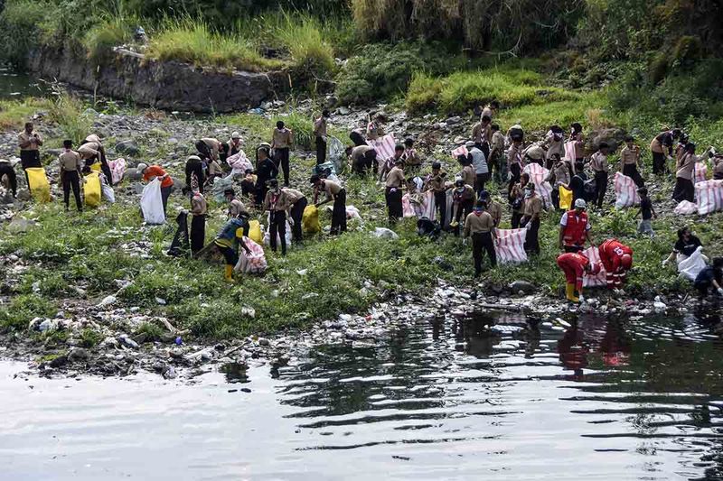 Peserta dari komunitas, organisasi dan pelajar se-Kota Tasikmalaya pungut sampah pada World Cleanup Day  (WCD) di Sungai Cimulu, Kota Tasikmalaya, Jawa Barat, Sabtu (23/9/2023). Kegiatan dalam rangkaian memperingati Hari Bersih-bersih Sedunia itu untuk menyatukan jutaan sukarelawan di dunia dalam upaya mengatasi krisis sampah global sekaligus mengkampanyekan bijak kelola sampah menuju Indonesia bersih. ANTARA FOTO/Adeng Bustomi