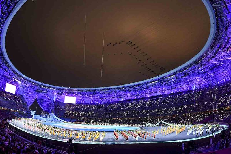 Suasana upacara pembukaan Asian Games 2022 di Hangzhou Olympic Sports Centre Stadium, Hangzhou, China, Sabtu (23/9/2023). Asian Games ke-19 itu digelar pada 23 September - 8 Oktober 2023 dengan memperebutkan 481 medali emas dari 61 cabang olah raga. ANTARA FOTO/Hafidz Mubarak