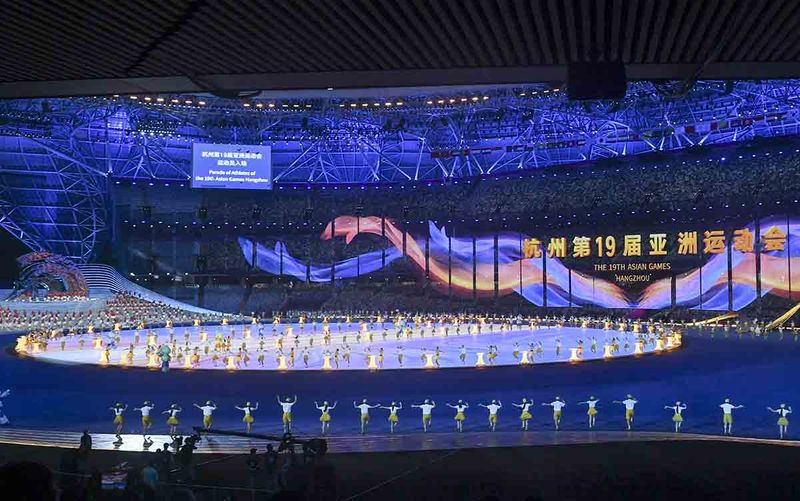 Suasana upacara pembukaan Asian Games 2022 di Hangzhou Olympic Sports Centre Stadium, Hangzhou, China, Sabtu (23/9/2023). Asian Games ke-19 itu digelar pada 23 September - 8 Oktober 2023 dengan memperebutkan 481 medali emas dari 61 cabang olah raga. ANTARA FOTO/Hafidz Mubarak A