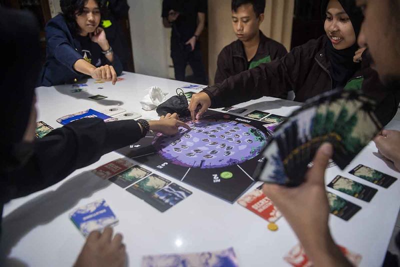 Mahasiswa bermain Board Game EMISI saat workshop edukasi solusi iklim di Bandung, Jawa Barat, Sabtu (23/9/2023). Aksi simpatik melalui permainan emisi ini bertujuan untuk memberikan edukasi dan simulasi kepada generasi muda untuk mengetahui teknologi solusi iklim dan mengambil keputusan yang tepat guna menghindari naiknya emisi dan menyelamatkan bumi dari bencana iklim. ANTARA FOTO/M Agung Rajasa