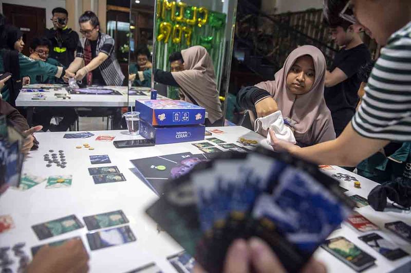 Mahasiswa bermain Board Game EMISI saat workshop edukasi solusi iklim di Bandung, Jawa Barat, Sabtu (23/9/2023). Aksi simpatik melalui permainan emisi ini bertujuan untuk memberikan edukasi dan simulasi kepada generasi muda untuk mengetahui teknologi solusi iklim dan mengambil keputusan yang tepat guna menghindari naiknya emisi dan menyelamatkan bumi dari bencana iklim. ANTARA FOTO/M Agung Rajasa