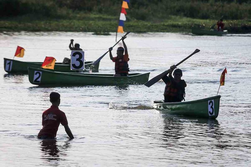 Peserta mendayung perahu pada Lomba Balap Kano Kayu di Desa Jangglengan, Nguter, Sukoharjo, Jawa Tengah, Sabtu (23/9/2023). Kegiatan tersebut untuk mengenalkan kembali perahu kano kayu sebagai moda transportasi zaman dahulu yang digunakan warga di lembah Bengawan Solo sekaligus upaya mendorong potensi wisata air di desa lembah sungai Bengawan Solo. ANTARA FOTO/Mohammad Ayudha