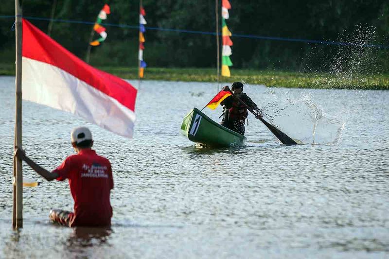 Peserta mendayung perahu pada Lomba Balap Kano Kayu di Desa Jangglengan, Nguter, Sukoharjo, Jawa Tengah, Sabtu (23/9/2023). Kegiatan tersebut untuk mengenalkan kembali perahu kano kayu sebagai moda transportasi zaman dahulu yang digunakan warga di lembah Bengawan Solo sekaligus upaya mendorong potensi wisata air di desa lembah sungai Bengawan Solo. ANTARA FOTO/Mohammad Ayudha