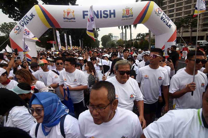 Sejumlah peserta mengikuti Fun Walk Kadin Indonesia di kawasan Gelora Bung Karno, Jakarta, Minggu (24/9/2023). Serangkaian kegiatan dilakukan kegiatan dilakukan merayakan HUT ke-55 Kadin Indonesia seperti kegiatan Fun Walk, Pameran UMKM Binaan Kadin, serta penyerahan Peta Jalan Indonesia Emas 2045 kepada Presiden pada 22 September 2023 lalu, dimana peta jalan ini diharapkan dapat menjadi sebagai panduan yang melengkapi kerangka kebijakan pemerintah untuk mencapai Visi Indonesia Emas 2045. ANTARA FOTO/Indrianto Eko Suwarso