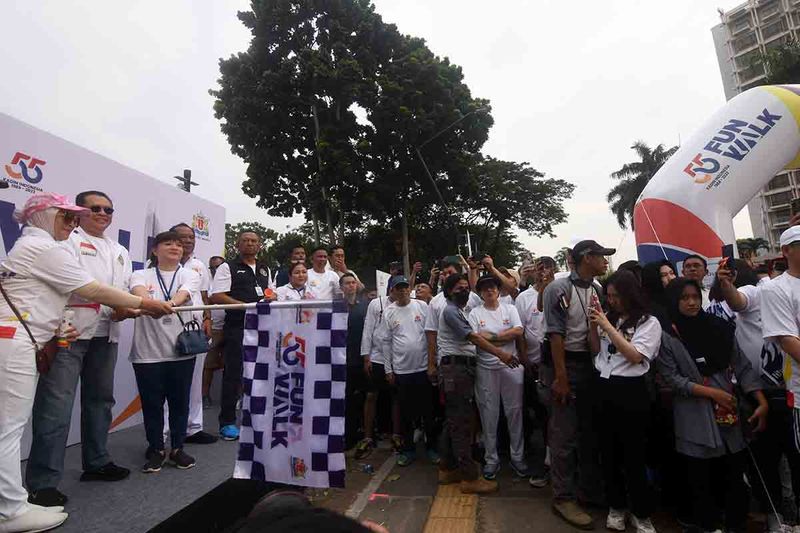 Wakil Ketua Umum Bidang Maritim Investasi dan Luar Negeri Kadin Indonesia Shinta Khamdani (ketiga kiri), Ketua Umum Kadin DKI Jakarta Diana Dewi (kiri), dan Ketua MPR RI Bambang Soesatyo (kedua kiri) melepas peserta Fun Walk di kawasan Gelora Bung Karno, Jakarta, Minggu (24/9/2023). Serangkaian kegiatan dilakukan kegiatan dilakukan merayakan HUT ke-55 Kadin Indonesia seperti kegiatan Fun Walk, Pameran UMKM Binaan Kadin, serta penyerahan Peta Jalan Indonesia Emas 2045 kepada Presiden pada 22 September 2023 lalu, dimana peta jalan ini diharapkan dapat menjadi sebagai panduan yang melengkapi kerangka kebijakan pemerintah untuk mencapai Visi Indonesia Emas 2045. ANTARA FOTO/Indrianto Eko Suwarso