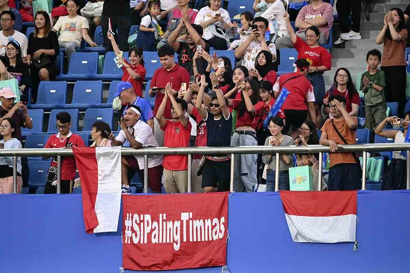 Superter Timnas U-24 Indonesia meneriakan yel-yel saat melawan Korea Utara pada babak Grup F Asian Games 2022 di Zhejiang Normal University Stadium, Jinhua, China, Minggu (24/9/2023). Indonesia kalah dengan skor 0-1. ANTARA FOTO/Hafidz Mubarak