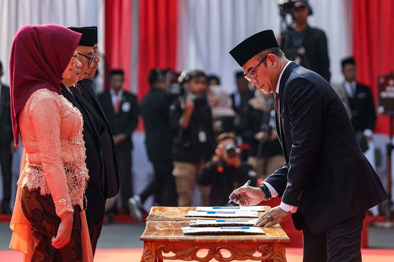 Ketua KPU Hasyim Asy'ari (kanan) melantik anggota KPU saat upacara pelantikan di Halaman Kantor KPU, Jakarta, Minggu (24/9/2023). KPU melantik 81 anggota KPU dari lima Provinsi dan 12 Kabupaten/Kota di empat Provinsi untuk masa bakti 2023 - 2028. ANTARA FOTO/Asprilla Dwi Adha