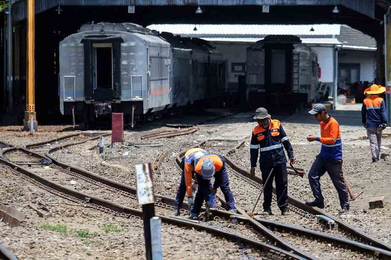 Petugas mengecek dan melakukan perawatan rutin lokomotif kereta api di Depo Lokomotif Balapan Solo, Jawa Tengah, Minggu (24/9/2023). Perawatan lokomotif, kebersihan gerbong, dan kontrol rel rutin dilakukan petugas di depo yang dikelola PT KAI Daop 6 Yogyakarta tersebut sebagai upaya untuk memberikan kenyamanan dan keamanan bagi penumpang kereta api. ANTARAFOTO/Maulana Surya