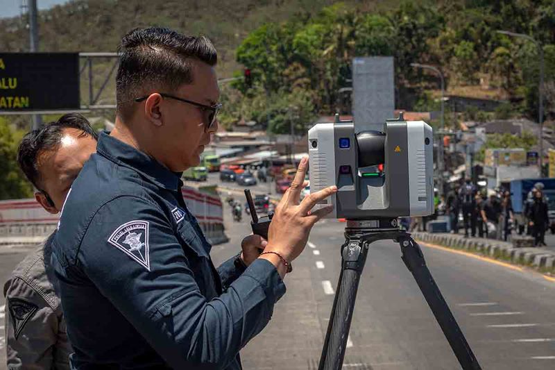 Tim Traffic Accident Analysis (TAA) Ditlantas Polda Jateng mengoperasikan alat 3D laser scanner yang berfungsi untuk merekonstruksi sebelum, saat dan sesudah kejadian kecelakaan lalu lintas saat olah tempat kejadian perkara (TKP) kecelakaan beruntun di simpang pintu keluar Tol Bawen, Kabupaten Semarang, Jawa Tengah, Minggu (24/9/2023). Olah TKP tersebut guna menginvestigasi penyebab kecelakaan beruntun yang melibatkan sebanyak 16 unit kendaraan bermotor terdiri dari satu truk tronton tanpa muatan, enam kendaraan roda empat dan sembilan kendaraan roda dua sehingga menyebabkan tiga orang meninggal dunia, satu orang luka berat, 17 orang rawat inap dan 9 rawat jalan. ANTARA FOTO/Aji Styawan