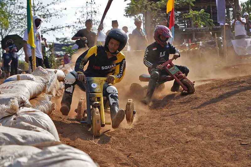 Peserta balap Gledekan beradu cepat saat Festival Gledekan Nusantara seri IV di sirkuit Kalisuren, Sidodadi, Patean, Kendal, Jawa Tengah, Minggu (24/9/2023). Balap Gledekan yang diikuti puluhan peserta tersebut bertujuan untuk melestarikan permainan tradisional yang mengandung nilai kekompakan tim dan sportivitas. ANTARA FOTO/Anis Efizudin