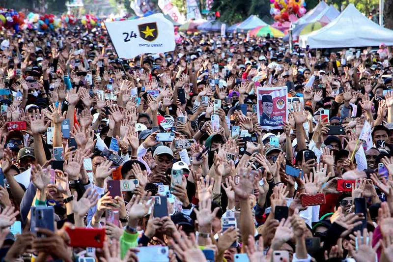 Sejumlah peserta melambaikan tangan saat mengikuti Jalan Gembira Bersama Anies Baswedan dan Gus Muhaimin di Makassar, Sulawesi Selatan, Minggu (24/9/2023). Kegiatan tersebut diikuti oleh ribuan simpatisan dan kader partai dari Koalisi Perubahan sebagai bentuk dukungan terhadap pasangan bakal calon Presiden dan bakal calon Wakil Presiden Anies Baswedan-Muhaimin Iskandar pada Pilpres 2024. ANTARA FOTO/Arnas Padda