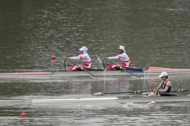 Pedayung putri Indonesia Chelsea Corputty (tengah) dan Mutiara Rahma Putri (kiri) memacu kecepatan pada final kelas Light-weight Double Scull di Fuyang Water Sports Center, Hangzhou, China, Minggu (24/9/2023). Chelsea Corputty dan Mutiara Rahma Putri meraih medali pertama bagi Indonesia yakni medali perunggu. ANTARA FOTO/Hafidz Mubarak A