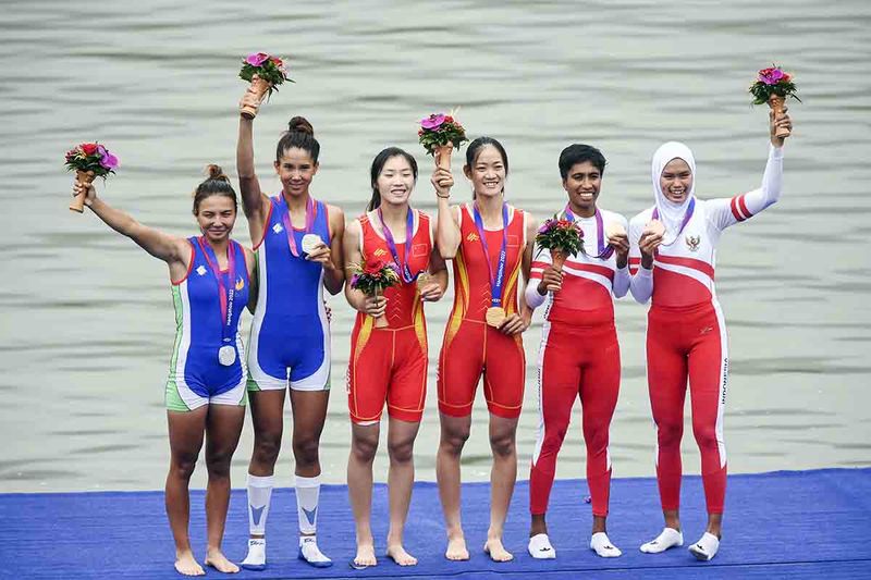 Pedayung putri Indonesia Chelsea Corputty (kedua kanan) dan Mutiara Rahma Putri (kanan) menunjukan medali usai berlomba pada final kelas Light-weight Double Scull di Fuyang Water Sports Center, Hangzhou, China, Minggu (24/9/2023). Chelsea Corputty dan Mutiara Rahma Putri meraih medali pertama bagi Indonesia yakni medali perunggu. ANTARA FOTO/Hafidz Mubarak A