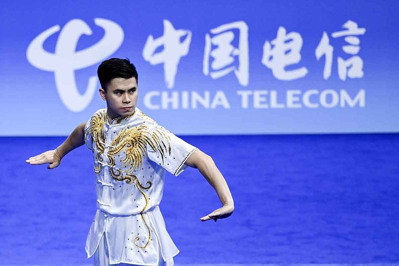 Pewushu putra Indonesia Edgar Xavier Marvelo beraksi dalam babak final nomor Changquan Asian Games ke-19 tahun 2022 di Xiaoshan Guali Sports Centre, Hangzhou, Zhejiang, China, Minggu (24/9/2023). Edgar Xavier Marvelo meraih medali perak usai mencatatatkan total skor 9.786. ANTARA FOTO/M Risyal Hidayat