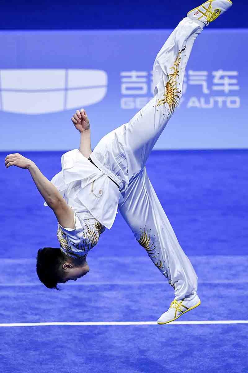 Pewushu putra Indonesia Edgar Xavier Marvelo beraksi dalam babak final nomor Changquan Asian Games ke-19 tahun 2022 di Xiaoshan Guali Sports Centre, Hangzhou, Zhejiang, China, Minggu (24/9/2023). Edgar Xavier Marvelo meraih medali perak usai mencatatatkan total skor 9.786. ANTARA FOTO/M Risyal Hidayat