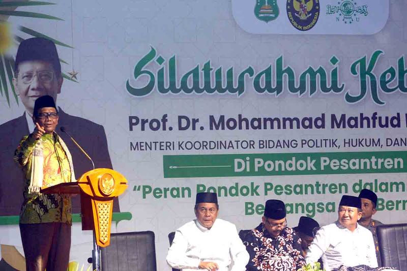 Menkopolhukam Mahfud MD (kiri) memberikan tausiah dengan tema Peran Pondok Pesantren dalam Merawat Kehidupan Berbangsa dan Bernegara saat silaturahmi kebangsaan di Pondok Pesantren Al Falah Karangharjo, Silo, Jember, Jawa Timur, Minggu (24/9/2023) malam. Menkopolhukam bersilaturahmi ke sejumlah pondok pesantren untuk menjaga hubungan baik dengan kalangan warga nahdliyin. ANTARA FOTO/Seno