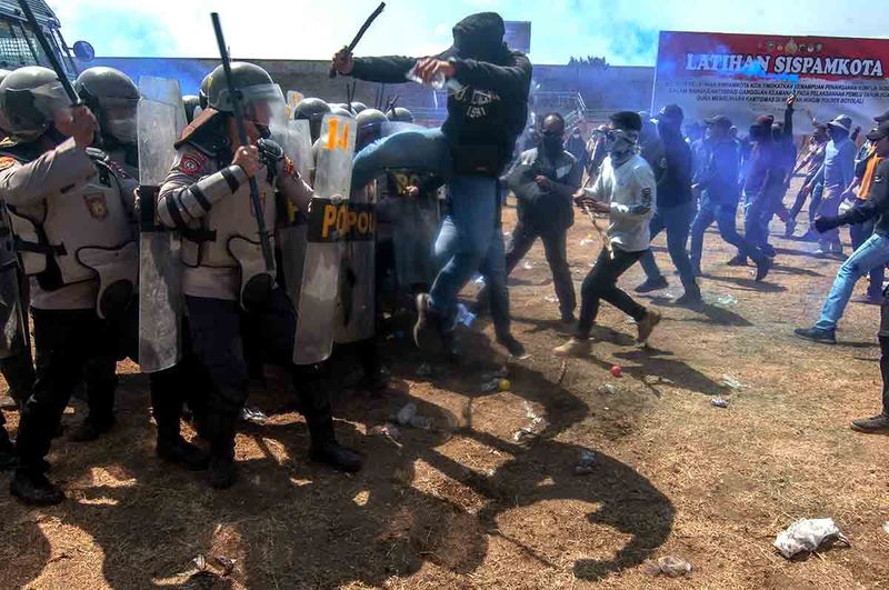 Pengunjuk rasa berusaha menerobos barikade polisi pada latihan Sistem Pengamanan Kota (Sispamkota) di Boyolali, Jawa Tengah, Senin (25/9/2023). Latihan tersebut untuk meningkatkan kemampuan penanganan konflik sosial guna mengantisipasi gangguan pada pelaksanaan Pemilihan Umum 2024 di wilayah hukum Polres Boyolali. ANTARA FOTO/Aloysius Jarot Nugroho