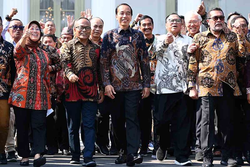 Presiden Joko Widodo (tengah) berjalan bersama Menkominfo Budi Arie Setiadi (ketiga kiri), Ketua Umum Persatuan Wartawan Indonesia (PWI) Pusat Atal Sembiring Depari (kedua kiri), Ketua Dewan Pers Ninik Rahayu (kiri) dan tokoh pers Oesman Sapta Odang (kedua kanan) seusai Pembukaan Kongres XXV PWI Tahun 2023 di halaman Istana Merdeka, Jakarta, Senin (25/9/2023). Kongres XXV PWI berlangsung di Bandung, Jawa Barat pada 25 hingga 26 September 2023 yang mengangkat tema Menuju PWI yang Mampu Menjawab Tantangan Zaman. ANTARA FOTO/Sigid Kurniawan
