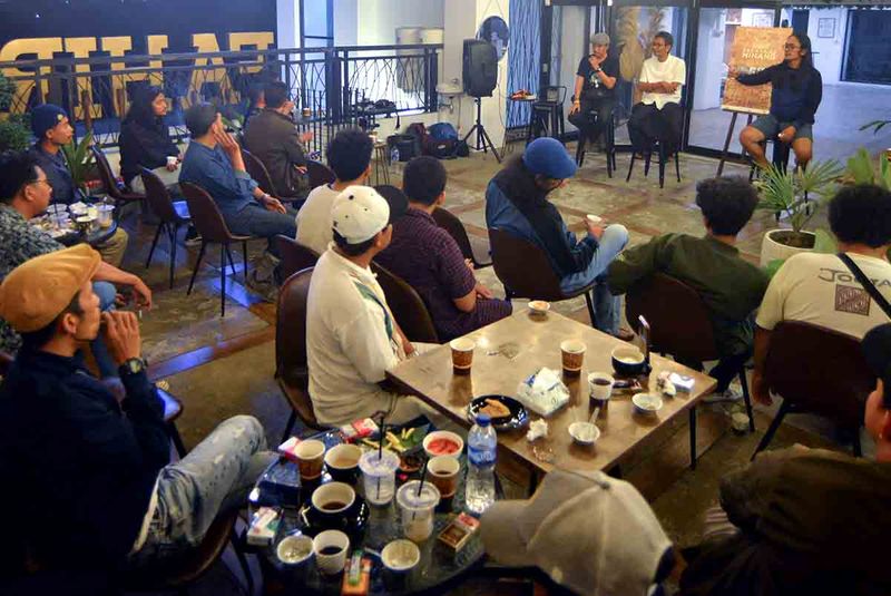 Sejumlah fotografer mengikuti Temu Wicara Fotografi Masyarakat Minangkabau di Bukittinggi, Sumatera Barat, Minggu (24/9/2023) malam. Temu wicara dalam rangkaian Pameran Fotografi Selayang Minang diselenggarakan Galeri Foto Jurnalistik ANTARA (GFJA) itu menghadirkan Dekan Fakultas Seni Media Rekam ISI Yogyakarta Dr. Edial Rusli, Kurator GFJA Ismar Patrizki dan moderator dari Sore Rabu Project Ramadhani. ANTARA FOTO/Iggoy el Fitra