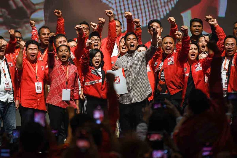 Ketua Umum Partai Solidaritas Indonesia (PSI) terpilih Kaesang Pangarep (depan, keempat kanan) dan Sekjen PSI terpilih Raja Juli Antoni (kedua kiri) bersama Ketua Umum PSI periode sebelumnya Giring Ganesha (depan, ketiga kanan), Ketua Dewan Pembina PSI Grace Natalie (depan, ketiga kiri), serta jajaran pengurus meneriakkan yel-yel dalam Kopi Darat Nasional (Kopdarnas) PSI di Jakarta, Senin (25/9/2023). Kaesang menggantikan Giring Ganesha yang diangkat menjadi anggota dewan pembina partai berlambang bunga mawar itu. ANTARA FOTO/Aditya Pradana Putra