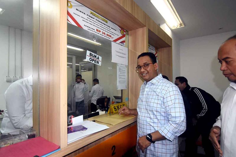 Bakal calon presiden Koalisi Perubahan Anies Baswedan (tengah) mengurus Surat Keterangan Catatan Kepolisian (SKCK) di Loket Pelayanan Masyarakat Baintelkam Polri, Cilandak, Jakarta, Senin (25/9/2023). Anies Baswedan mengurus SKCK sebagai syarat administrasi pendaftaran calon presiden dan wakil presiden di KPU jelang Pilpres 2024. ANTARA FOTO/Indrianto Eko Suwarso