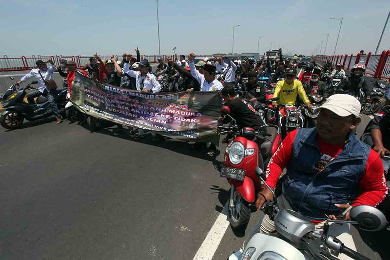 Massa yang tergabung dalam MADAS berunjuk rasa di Jembatan Suramadu, Surabaya, Jawa Timur, Senin (25/9/2023). Aksi yang sempat menutup sebagian lajur jembatan penghubung Surabaya dan Madura itu dipicu adanya sejumlah kecelakaan akibat tetesan air garam dari truk pengangkut garam di jalanan di kawasan Tanah Merah dan Blega, Madura. ANTARA FOTO/Didik Suhartono