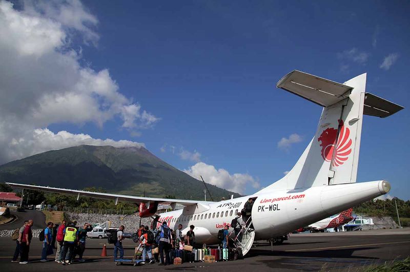 Sejumlah penumpang bersiap menaiki pesawat Wings air rute Ternate-Ambon di Bandara Sultan Babullah Ternate, Maluku Utara, Selasa (26/9/2023). Pesawat Wings air dengan nomor register PK-WGL tipe ART 72-600 yang berkapasitas 72 kursi kelas ekonomi tersebut menjadi salah satu alternatif transportasi udara yang melayani satu kali penerbangan setiap hari rute Ternate-Ambon dengan waktu tempuh sekitar 1 jam 42 menit, lebih cepat dibandingkan menggunakan transportasi laut sekitar satu hari perjalanan menuju Ambon.ANTARA FOTO/Andri Saputra