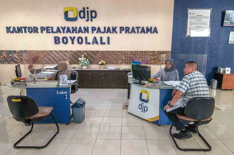 Petugas pajak melayani warga di Kantor Pelayanan Pajak Pratama, Boyolali, Jawa Tengah, Selasa (26/9/2023). Direktorat Jenderal Pajak Kementerian Keuangan mencatat sebanyak 58,7 juta Nomor Induk Kependudukan (NIK) telah terintegrasi atau padan dengan Nomor Pokok Wajib Pajak (NPWP) per Agustus 2023, jumlah tersebut setara dengan 82,3 persen dari total 71,3 juta wajib pajak orang pribadi. ANTARA FOTO/Aloysius Jarot Nugroho