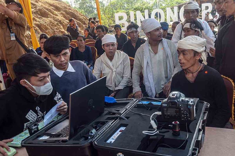 Petugas melayani warga Suku Badui saat pelayanan pembuatan KTP Elektronik di Binong Raya, Lebak, Banten, Selasa (26/9/2023). Layanan pembuatan KTP elektronik dengan mendatangi pemukiman Suku Badui tersebut guna mempermudah akses warga suku pedalaman dalam memperoleh dokumen kependudukan dan pembuatan KTP elektronik. ANTARA FOTO/Muhammad Bagus Khoirunas