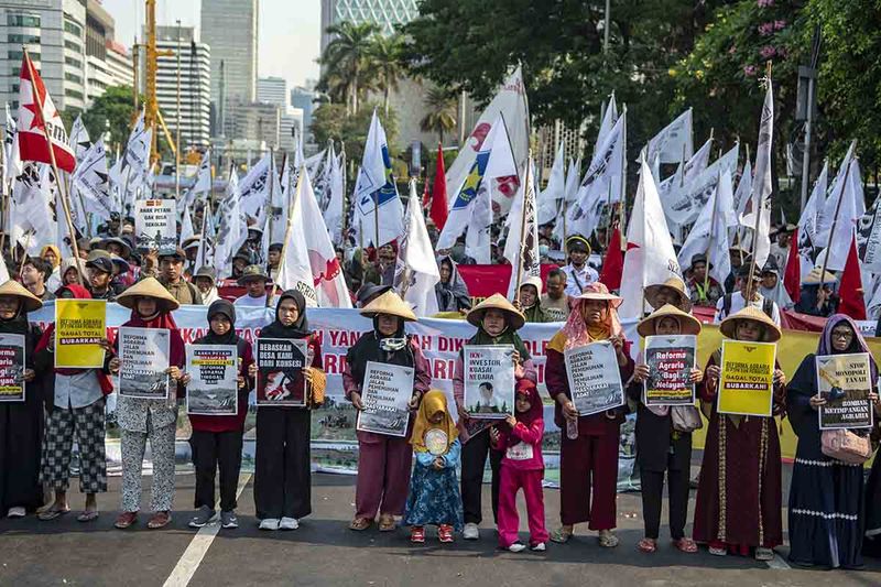 Sejumlah massa aksi yang tergabung dalam Komite Pembaruan Agraria Nasional (KNPA) melakukan aksi unjuk rasa dalam rangka Peringatan Hari Tani Nasional 2023 di Jakarta, Selasa (26/9/2023). Dalam aksinya merekan menyuarakan sejumlah tuntutan diantaranya membentuk dewan pertimbangan reforma agraria sebagai pengarah pelaksanaan reforma agraria sejati serta mendorong RUU Reforma Agraria dan mengesahkan RUU Masyarakat Adat. ANTARA FOTO/Muhammad Adimaja