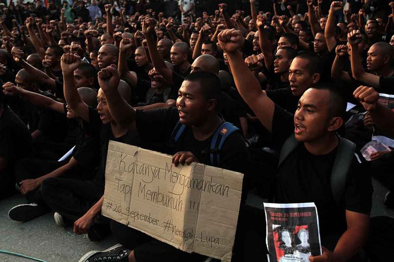 Sejumlah mahasiswa memegang poster foto almarhum Randi dan Muh Yusuf Kardawi saat unjuk rasa mengenang kematian dua mahasiswa tersebut di Mapolda Sulawesi Tenggara, Kendari, Sulawesi Tenggara, Selasa (26/9/2023). Ratusan mahasiswa menggelar unjuk rasa solidaritas untuk mendiang dua rekan mereka yang meninggal tertembak ketika aksi penolakan RKUHP dan RUU kontroversial lainnya pada September 2019. ANTARA FOTO/Jojon