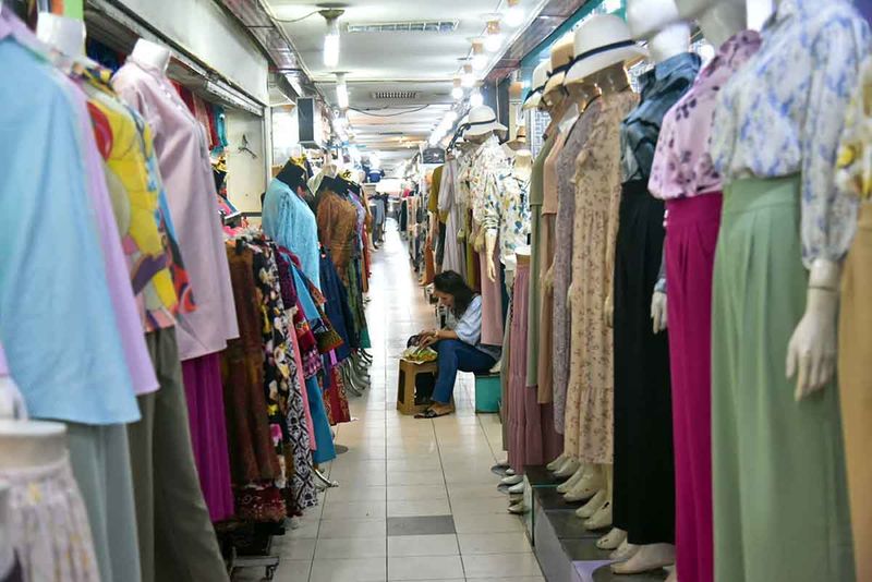 Pedagang toko pakaian menunggu pembeli di Pasar Petisah, Medan, Sumatera Urara, Selasa (26/9/2023). Sejumlah pedagang mengaku mengalami penurunan omzet sekitar 80-90 persen akibat maraknya penjualan pakaian secara daring yang berimbas pada sepinya pembeli dipasar tersebut. ANTARA FOTO/Fransisco Carolio