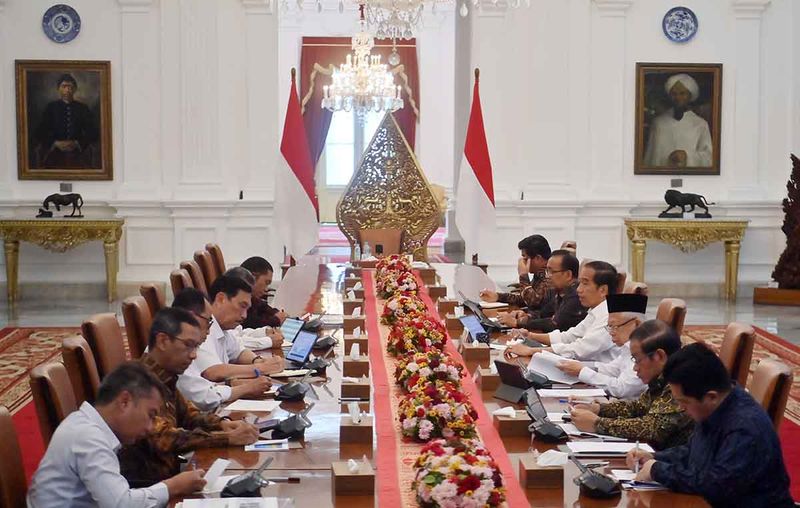 Presiden Joko Widodo (keempat kanan) didampingi Wakil Presiden Ma’ruf Amin (ketiga kanan) memimpin rapat terbatas (ratas) di Istana Merdeka, Jakarta, Rabu (27/9/2023). Ratas itu membahas integrasi moda transportasi publik. ANTARA FOTO/Akbar Nugroho Gumay