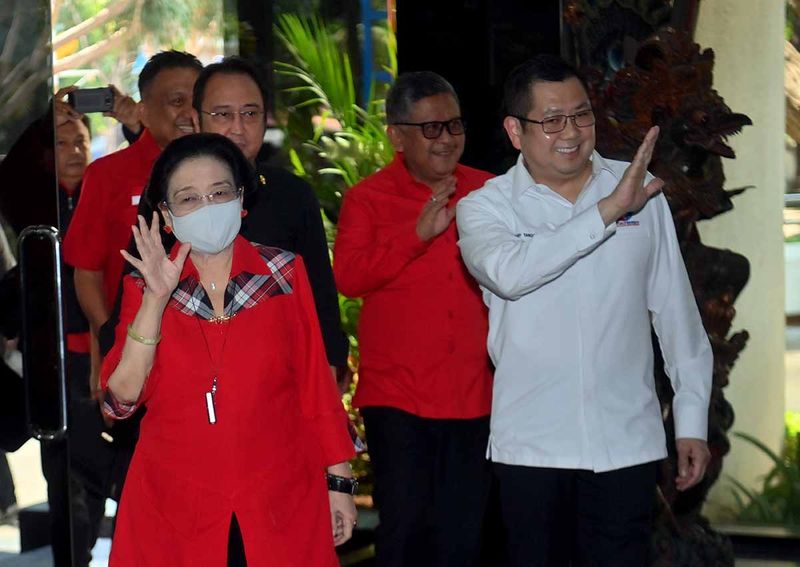 Ketua Umum PDI Perjuangan Megawati Soekarnoputri (kiri) berjalan bersama Ketua Umum Perindo Hary Tanoesoedibjo (kanan) sebelum pertemuan partai-partai politik pengusung bacapres Ganjar Pranowo di Jakarta, Rabu (27/9/2023). Pertemuan itu membahas pematangan struktur Tim Pemenangan Nasional (TPN) hingga persiapan tim pemenangan pusat dan daerah. ANTARA FOTO/Akbar Nugroho Gumay