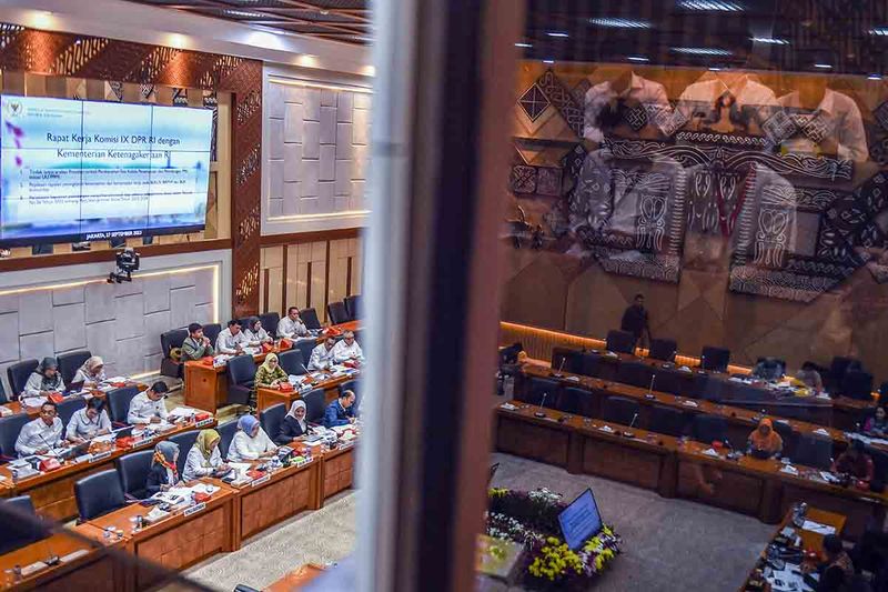 Suasana rapat kerja Kementerian Ketenagakerjaan dengan Komisi IX DPR di Kompleks Parlemen, Senayan, Jakarta, Rabu (27/9/2023). Raker tersebut membahas pembenahan tata kelola penempatan dan perlindungan Pekerja Migran Indonesia (PMI) dan kepastian perlindungan kesejahteraan sosial bagi pekerja sebagaimana diatur dalam Perpres nomor 36 tahun 2023 tentang peta jalan jaminan sosial tahun 2023-2024. ANTARA FOTO/Galih Pradipta