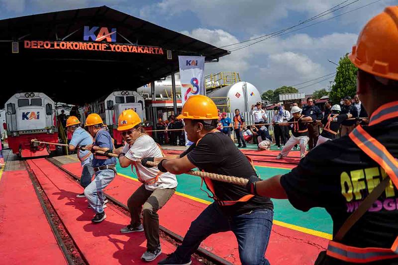 Sejumlah awak media menarik lokomotif dengan tali saat lomba tarik lokomotif di Depo Lokomotif PT Kereta Api Indonesia (KAI) Daop 6 Yogyakarta, Rabu (27/9/2023). Acara yang diikuti dari berbagai instansi mulai dari Polisi, Dishub, Dinas Pariwisata hingga awak media itu menjadi rangkaian kegiatan perayaan HUT ke-78 KAI. ANTARA FOTO/Andreas Fitri Atmoko