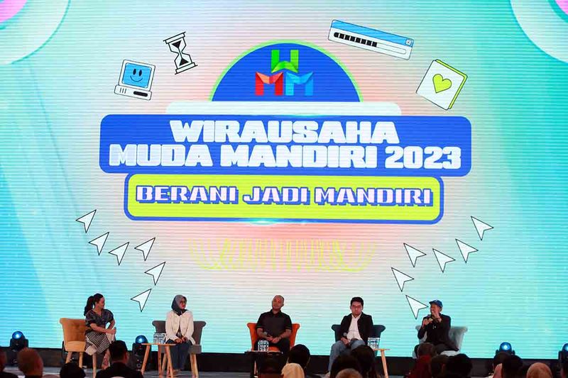 SVP Government Solution Group Bank Mandiri Nilla Mayta Dwi Rihandjani (kedua kiri) bersama Sekretaris Jenderal BPP HIPMI Anggawira (tengah), Founder Men's Republic Yasa Paramita Singgih (kedua kanan) dan Founder Waste 4 Change Bijaksana Junerosano (kanan) berdiskusi saat membuka pendaftaran Wirausaha Muda Mandiri (WMM) 2023 di Jakarta, Rabu (27/9/2023). Memasuki tahun ke-16 WMM, Bank Mandiri berharap WMM makin memperluas ekosistem pebisnis di Tanah Air untuk memaksimalkan potensi bisnis dimana saat ini tercatat lebih dari 56.000 wirausaha muda dari seluruh Indonesia telah menjadi bagian dari kompetisi ini. ANTARA FOTO/Reno Esnir