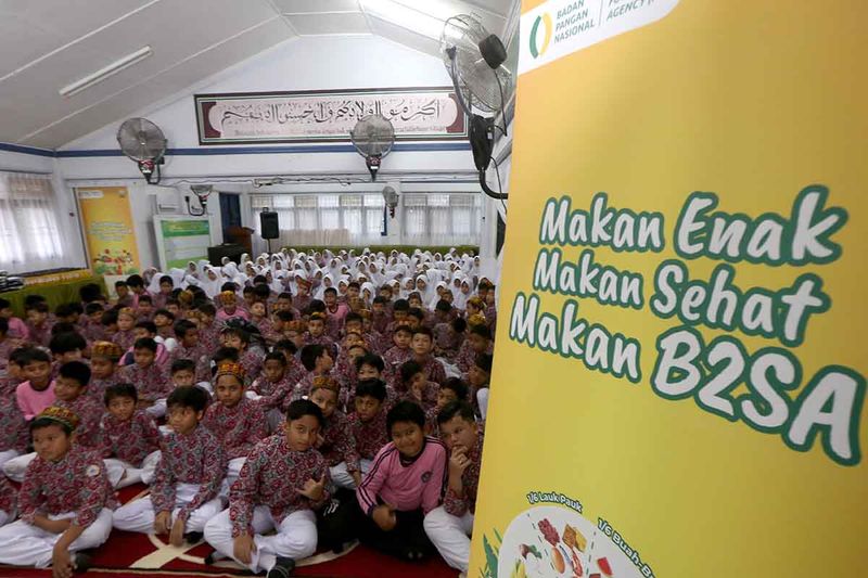 Pelajar Sekolah Dasar Negeri (SDN) 24 mengikuti sosialisasi dan edukasi konsumsi pangan Beragam, Bergizi Seimbang dan Aman (B2SA) goes to school di Banda Aceh, Aceh, Rabu (27/9/2023). Gerakan B2SA yang diluncurkan Badan Pangan Nasional itu untuk meningkatkan kualitas konsumsi pangan dan pemahaman masyarakat akan pentingnya konsumsi makanan beragam, bergizi seimbang dan aman. ANTARA FOTO/Irwansyah Putra