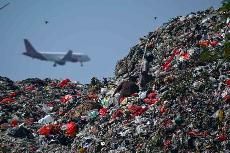 Dua pemulung mengumpulkan sampah plastik di Tempat Pembuangan Akhir (TPA) Rawa Kucing, Tangerang, Banten, Rabu (27/9/2023). Menurut data Sistem Informasi Pengelolaan Sampah Nasional (SIPSN), sebanyak 34,29 persen atau 7,2 juta ton sampah belum terkelola dengan baik dari total 21.1 juta ton timbunan sampah di Indonesia. ANTARA FOTO/Sulthony Hasanuddin